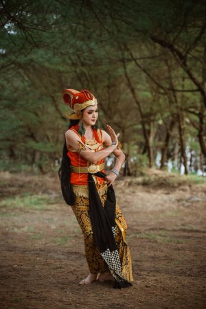 Foto de Retrato de mujeres jóvenes que presentan movimientos tradicionales de danza javanesa - Imagen libre de derechos