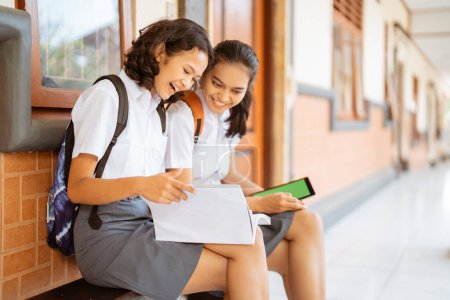 Foto de Dos asiático la escuela secundaria estudiantes haciendo tarea juntos en escuela - Imagen libre de derechos