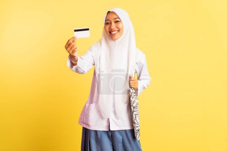 Téléchargez les photos : High school girl in veil holding blank card on isolated background - en image libre de droit