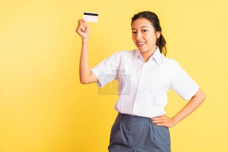 Téléchargez les photos : Indonesian high school girl showing blank card on isolated background - en image libre de droit