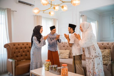 Téléchargez les photos : Muslim couples visit neighbors to wish them a happy Eid when they meet - en image libre de droit