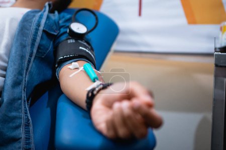 Téléchargez les photos : Donneurs main est percée avec une aiguille lors d'une transfusion sanguine dans une chambre d'hôpital - en image libre de droit