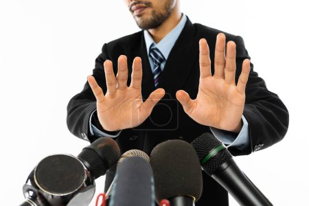 Téléchargez les photos : Différents types de microphone pointés sur un homme adulte en chemise bleue et costume noir - en image libre de droit