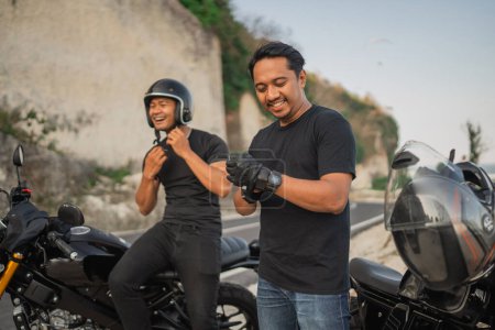 Téléchargez les photos : Asiatique coureurs préparation équitation moto port casque et gants - en image libre de droit