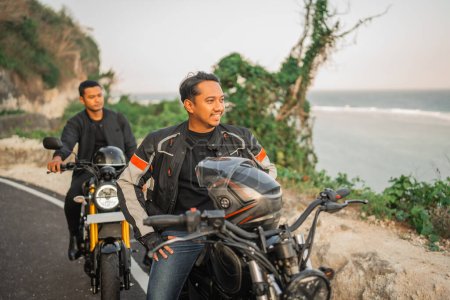 Téléchargez les photos : Asiatique les hommes riders portant veste assis sur moto - en image libre de droit