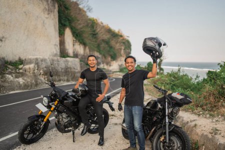 Téléchargez les photos : Loisirs des hommes indonésiens à moto avec un ami - en image libre de droit
