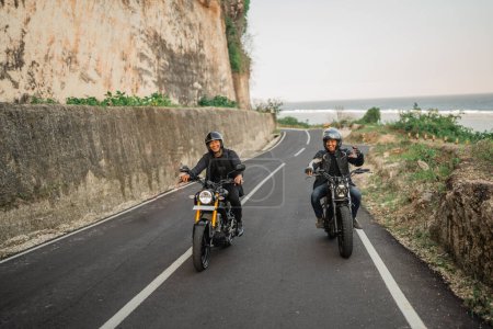 Téléchargez les photos : Cavaliers indonésiens hommes sur l'aventure de moto avec un ami - en image libre de droit