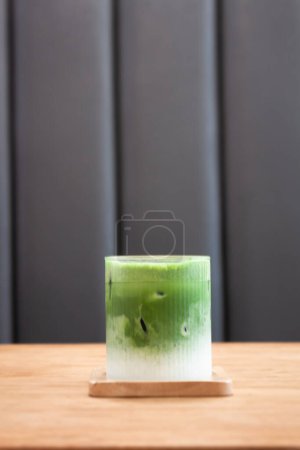 Téléchargez les photos : Iced matcha greentea on wooden table, stock photo - en image libre de droit