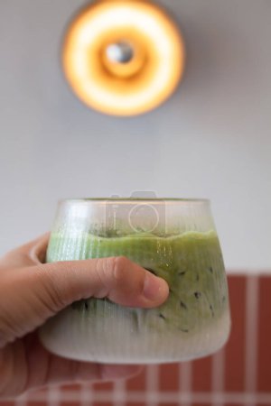 Téléchargez les photos : Hand holding iced matcha green tea, stock photo - en image libre de droit