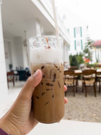 Téléchargez les photos : Main tenant verre de moka de café glacé, photo de la réserve - en image libre de droit