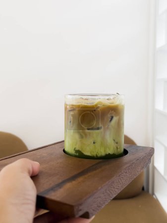Téléchargez les photos : Un verre de greentea glacé et couche de café, photo de stock - en image libre de droit