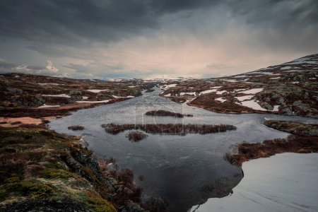 Téléchargez les photos : River with snow in the landscape of Hardangervidda National Park in Norway - en image libre de droit