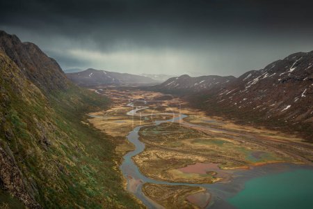 Foto de Turquoise river bends through mountain landscape at Knutshoe summit in Jotunheimen National Park in Norway - Imagen libre de derechos