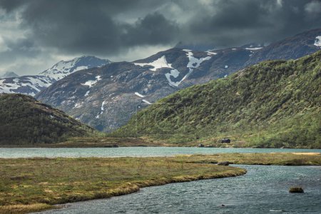 Foto de River in mountain landscape at Knutshoe in Jotunheimen National Park in Norway - Imagen libre de derechos