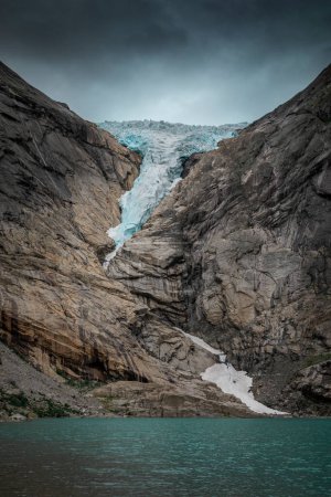 Téléchargez les photos : Briksdalsbreen glacier ice in the mountains of Jostedalsbreen national park in Norway, turquoise glacier lake - en image libre de droit