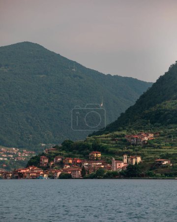 Téléchargez les photos : Village Carzano sur l'île d'Isola di Loreto au lac d'Iseo en Italie, après-midi soleil sur les maisons colorées. Juin 2023 - en image libre de droit