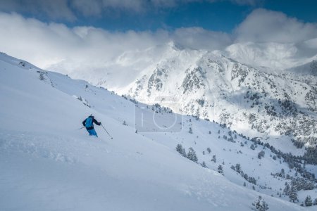 Esquí en polvo profundo nieve en las montañas de Austria durante el invierno, cielo azul, en Hochfgen, paisaje de montaña en el fondo