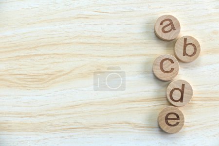 Téléchargez les photos : Concept d'éducation, d'apprentissage et de développement. Alphabet en bois de ABCDE sur fond en bois. Espace de copie. - en image libre de droit