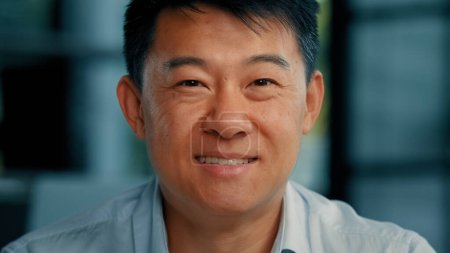 Téléchargez les photos : Heureux sourire coréen japonais confiant 40s homme réussi homme d'affaires travailleur agent spécialiste homme d'affaires banquier leadership représentant joyeux positif mâle asiatique portrait dans bureau d'affaires - en image libre de droit