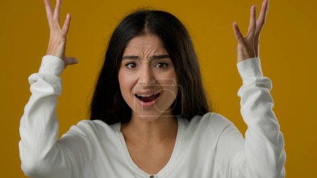 Weibliches Porträt in gelbem Studiohintergrund indische ethnische Frau emotional Dame Mädchen zeigt Geist weht Kopf Geste schockiert überwältigt Explosion Zeichen Problem Problem Schock Bombe Stressreaktion