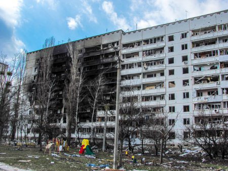 Foto de Kharkiv, Kharkov, Ucrania - 05.07.2022: La invasión rusa guerra militar en Ucrania quemó los balcones de la casa dañados por edificios civiles después de bombardear con bombas el ataque con misiles el ataque con cohetes el peligro de bombardeo terrorista - Imagen libre de derechos