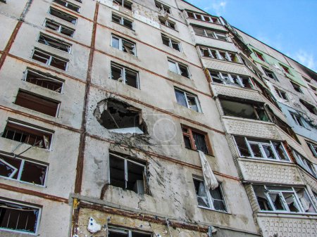 Téléchargez les photos : Kharkiv, Kharkov, Ukraine - 05.07.2022 : vue du bas bâtiment détruit gratte-ciel brûlé maison fenêtres cassées après un attentat à la bombe bombardement roquette militaire frappe terrible guerre russe avec l'Ukraine - en image libre de droit