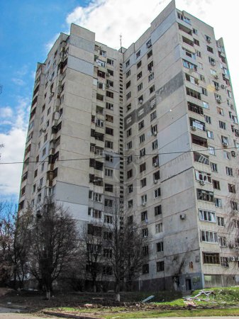 Téléchargez les photos : Kharkiv, Kharkov, Ukraine 05.07.2022 : Maison civile détruite avec fenêtres cassées débris de verre à l'extérieur après la guerre de bombardement par roquettes Terrorisme militaire russe contre le peuple ukrainien - en image libre de droit