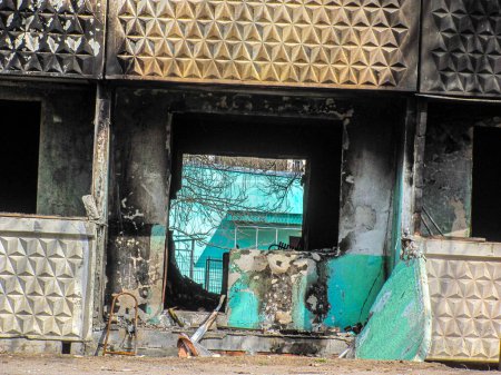 Téléchargez les photos : Kharkiv, Kharkov, Ukraine - 05.07.2022 : Des ruines de bâtiments se sont écrasées avec un trou dans une maison incendiée détruite Une ville ukrainienne après un attentat terroriste russe à la roquette frappe des terroristes attaques contre des civils - en image libre de droit
