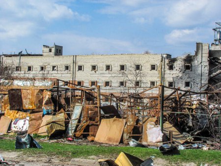 Foto de Kharkiv, Kharkov, Ucrania - 05.07.2022: La agresión rusa de la guerra civil ucraniana tras la destrucción de la prisión arruinó la construcción de escombros metálicos quemados al aire libre ataque con cohetes bombardeo bombardeo - Imagen libre de derechos