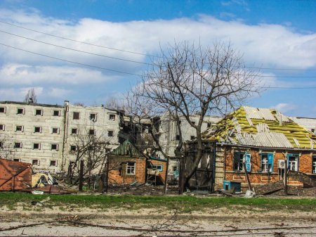 Téléchargez les photos : Kharkiv, Kharkov, Ukraine - 05.07.2022 : Une maison en ruine détruit les fenêtres du toit brisé arrière-plan brûlé prison de la ville construction de la guerre suite à une explosion dangereuse missile attaque résultat tragédie ukrainienne - en image libre de droit