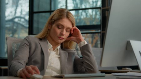 Foto de Tired lazy adult middle-aged woman female manager employee worker bored at work project online in computer in office Caucasian mature ill businesswoman need energy asleep feel overworked exhaustion - Imagen libre de derechos
