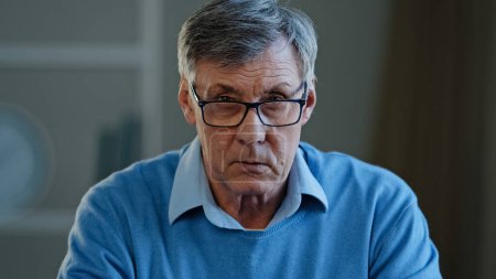 Foto de Close up shocked wrinkled male face old Caucasian businessman feeling amaze confused puzzled 60s pensioner take off eyeglasses looking at camera with interested expression listening unexpected news - Imagen libre de derechos