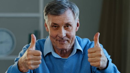 Téléchargez les photos : Close up success happy mature elderly old Caucasian man showing two thumbs up smiling pensioner looking at camera demonstrate like good idea supportive gesture positive grandfather satisfied approve - en image libre de droit