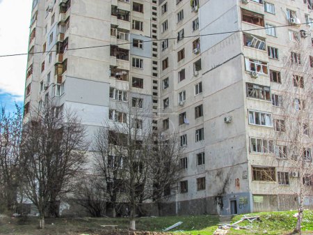Téléchargez les photos : Kharkiv, Kharkov, Ukraine 05.07.2022 : immeuble détruit appartement de la ville fenêtres cassées dans la maison après le bombardement bombardement bombardement résultat d'attaques terroristes guerre russo-ukrainienne conflit militaire - en image libre de droit