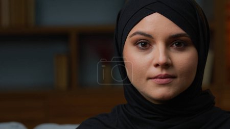 Téléchargez les photos : Arabe ethnique femme 30s musulman islam religieux fille dame gros plan femelle visage turc femme d'affaires moyen-oriental modèle dans traditionnel national hijab oriental mode regarder caméra avant regard - en image libre de droit