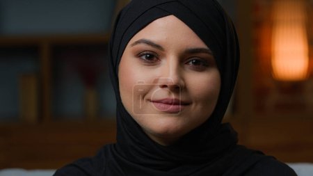 Téléchargez les photos : Close-up female lady portrait muslim islamic woman talking to camera arabian multiracial ethnicity girl speaking friendly indoors businesswoman in headscarf traditional hijab Islam culture religion - en image libre de droit