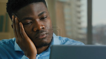 Téléchargez les photos : Fatigué multiracial homme d'affaires surmené ordinateur portable travail à distance somnolent épuisé paresseux afro-américain homme d'affaires non motivé gestionnaire travailleur dormir faible énergie monotone travail ennuyeux dans le bureau à domicile - en image libre de droit
