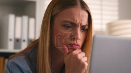 Téléchargez les photos : Sérieux fille sourcils perplexe stressé femme caucasienne regardant ordinateur moniteur problème entreprise échec mauvaise nouvelle pensée coûteuse résolution réfléchie problème web femme d'affaires regarder l'écran d'ordinateur portable - en image libre de droit