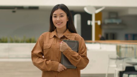 Téléchargez les photos : Asiatique chinois ethnique coréen femme d'affaires employeur dans l'entreprise de bureau posant avec tablette numérique. Portrait femme japonaise heureuse personnel d'entreprise hr directeur des ventes regardant la caméra sourire dents sourire - en image libre de droit