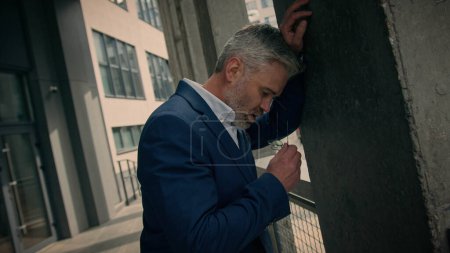 Téléchargez les photos : Caucasien d'âge moyen vieil homme d'affaires stressé dépassé homme d'affaires mature retraité employeur masculin souffrant de douloureux épuisé surmenage étourdissements échec crise cardiaque en ville à l'extérieur - en image libre de droit