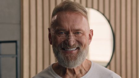 Téléchargez les photos : Heureux vieux caucasien âgé vieux homme adulte cheveux gris années 70 homme sourire visage blanc dents saines dents dentaires sourire à l'intérieur en regardant la caméra grand-père à la clinique de dentisterie à la maison portrait rapproché - en image libre de droit