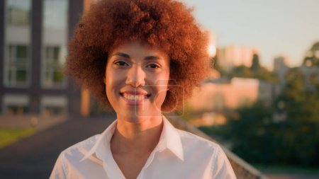 Téléchargez les photos : Heureux sourire joyeux afro-américain millénaire employeur féminin réussi sourire confiant joyeuse femme d'affaires ouvrière dame patron ethnique fille femme entrepreneur en ville portrait extérieur - en image libre de droit