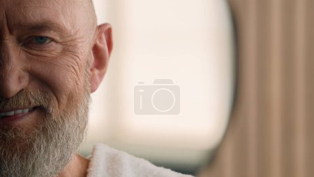 Téléchargez les photos : Gros plan vue recadrée moitié du visage masculin ridé vieux caucasien homme âgé heureux sourire dents mature retraité homme sourire soins de la peau dentaire dents implant médecine service barbe grise à l'intérieur - en image libre de droit