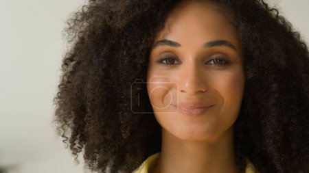 Foto de Mujer hermosa juventud afroamericana mujer étnica chica con cabello rizado saludable piel limpia belleza cuidado de la piel maquillaje natural cosméticos publicidad de cerca bastante mujer de negocios sonrisa femenina disparo en la cabeza - Imagen libre de derechos