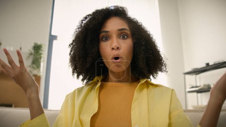 Téléchargez les photos : Point de vue POV de l'ordinateur webcam en colère énervé afro-américain femme stressée fille parler émotionnel vidéo appeler stress hurler colère discours de haine argumenter bouleversé fou femme d'affaires question d'emploi en ligne - en image libre de droit