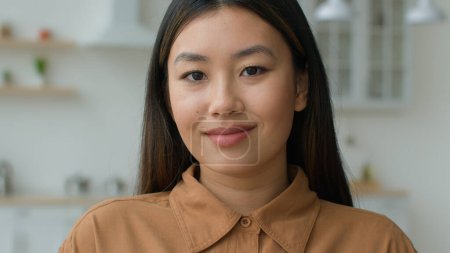 Foto de Retrato asiático coreano étnico mujer sonriendo chino chica mujer de negocios en la cocina doméstica multirracial japonés señora freelancer femenino propietario de casa mirando cámara sonrisa retrato satisfecho casa inquilino - Imagen libre de derechos