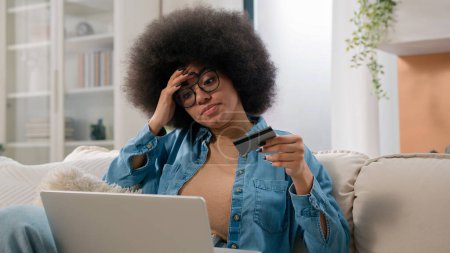 Afro-americana mujer enojada chica frustrada con el pago problema de compras rechazar el crédito en línea problemas de tarjeta bancaria fallo de internet transacción quiebra dinero portátil tratar de pagar cuenta bloqueada en casa