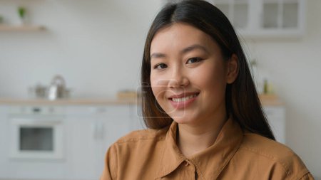 Téléchargez les photos : Portrait Asiatique coréen origine ethnique femme sourire dents sourire fille chinoise femme d'affaires posant dans la cuisine domestique maison 30s dame japonaise dans la cuisine intérieur femme propriétaire louer un nouvel appartement - en image libre de droit