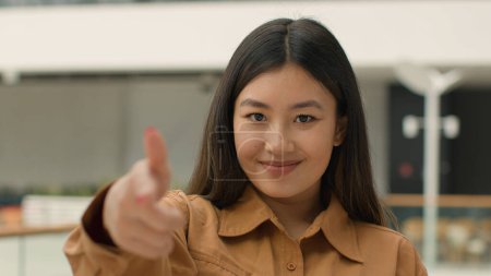 Téléchargez les photos : Asiatique femme heureux joyeuse fille pointeur doigt à la caméra hey vous geste chinois coréen japonais femme d'affaires employeur leader vendeuse souriante dame gestionnaire RH femme de l'entreprise regardant sourire - en image libre de droit