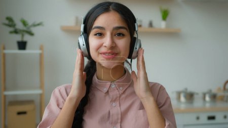 Téléchargez les photos : Webcam vue souriant Arabe fille dans les écouteurs heureuse ethnique indienne femme d'affaires étudiant parler à l'auditoire conférence par vidéoconférence en ligne webinaire de l'éducation à distance à domicile quarantaine - en image libre de droit